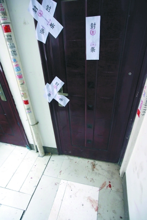 昨日,永川某小区,发生命案的房间已经被警方贴了封条,地上仍有血迹.