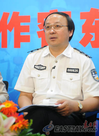 公安部宣传局副局长刘世斌与网友在线交流.