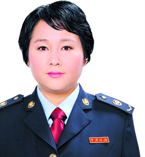 一身蓝制服服务群众奉献国家