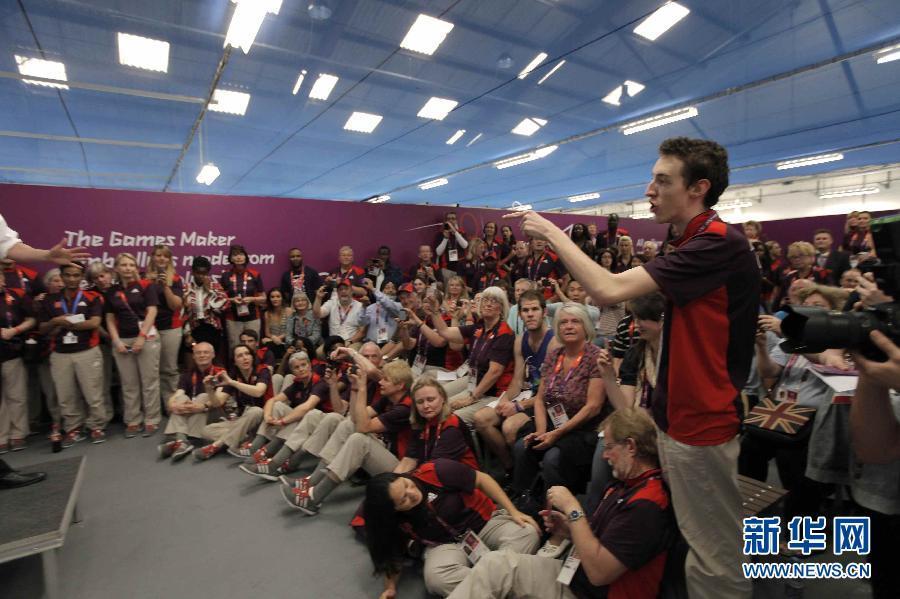 伦敦奥运会工作人员注册和制服发放中心,看望正在那里工作的志愿者