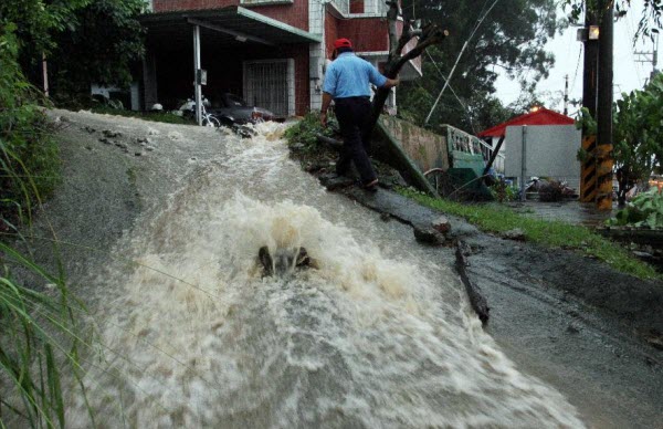 台湾中南部暴雨成灾 泥石流致至少4死1伤(组图)