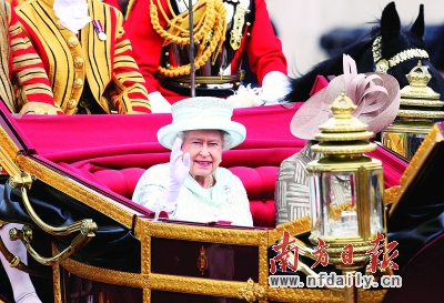6月5日,在英国伦敦,英国女王伊丽莎白二世坐在马车上挥手.