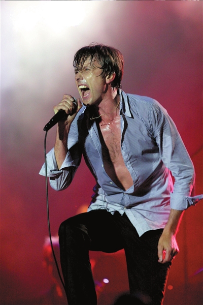 主唱安德森一出场,台下歌迷就兴奋不已地尖叫起来.