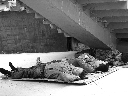 天桥下的午睡族