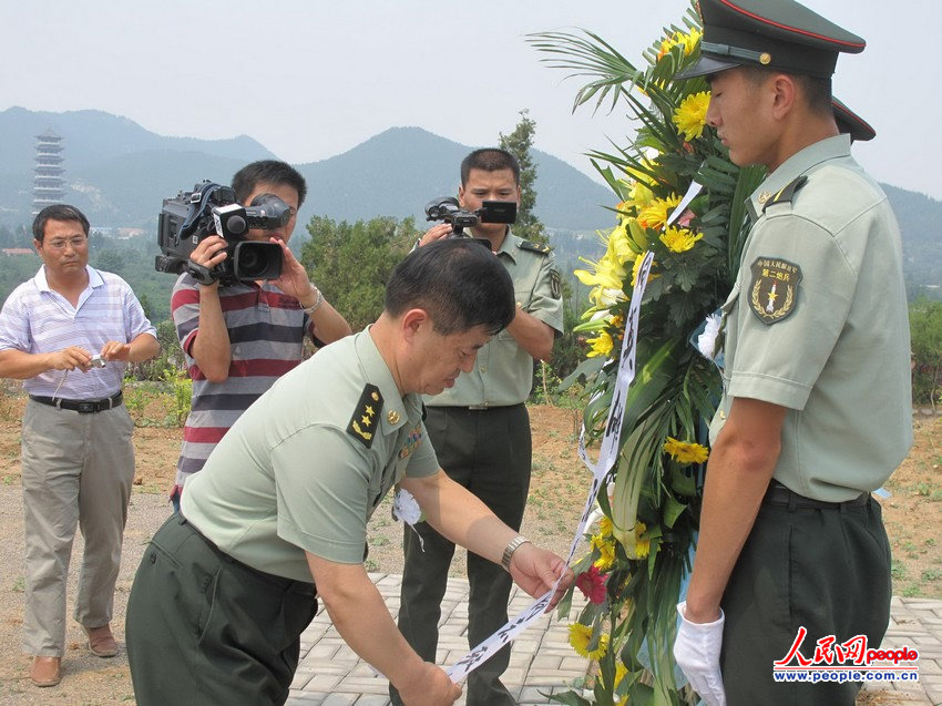 第二炮兵杨立顺副政委率机关工作人员向沈星烈士敬献花圈 陈寿富摄