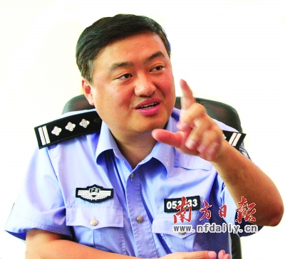 深圳交警局副局长,新闻发言人徐炜.鲁力 摄
