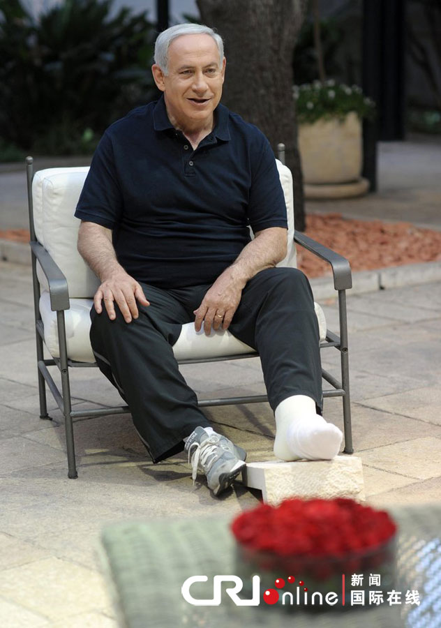 新闻办公室发布的照片显示,以色列总理内塔尼亚胡坐在自家花园之中