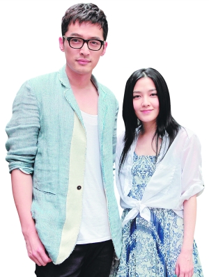 胡歌和范晓萱近日在上海拍摄湖南卫视周播剧《刷新3 7》.