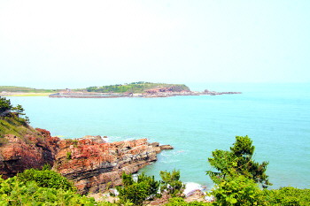 薄克国 报道▲国家深海基地落户地即墨鳌山湾畔.