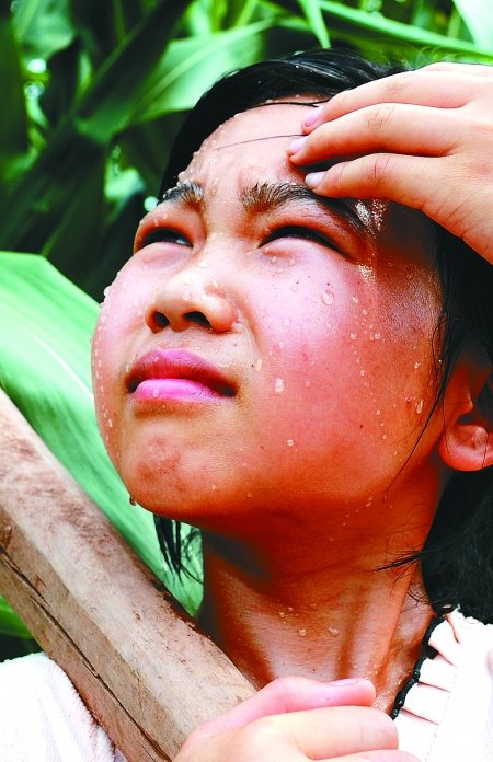 家人残疾瘫痪患癌13岁女孩一把锄头扛起家