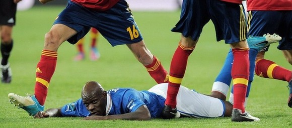 巴神被众斗牛士"踩"在脚下