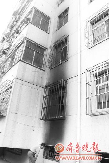 48号楼外墙壁上都是被烟熏过的痕迹. 本报记者 郑美芹 王超 摄