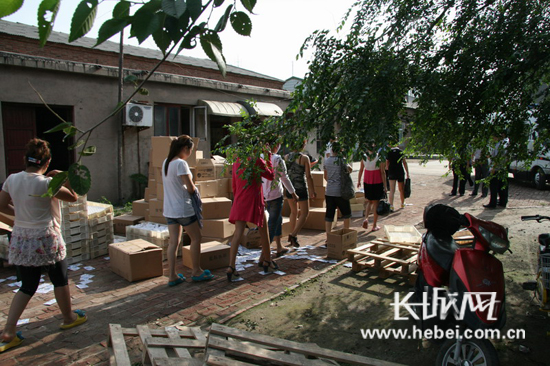 深泽县公安局提供堆积比人还高的包装箱,深泽县公安局提供