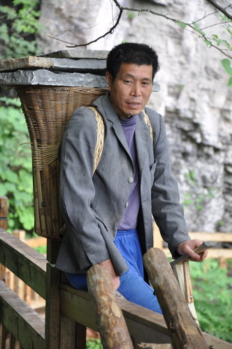 采访团走进神农架天燕景区 近距离感受山林文化