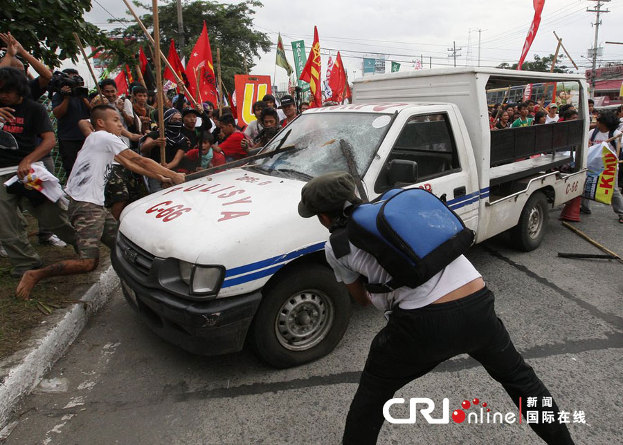 菲律宾民众示威游行向国会进发 与警方爆冲突