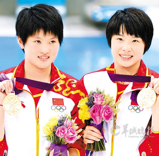 女子双人十米台冠军陈若琳(左)和汪皓  cfp供图