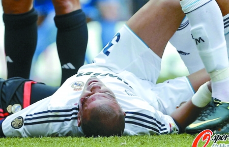 佩佩被撞得血流满面