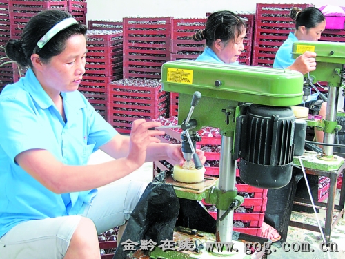 蓝山水晶的工人们正在加工水晶球.