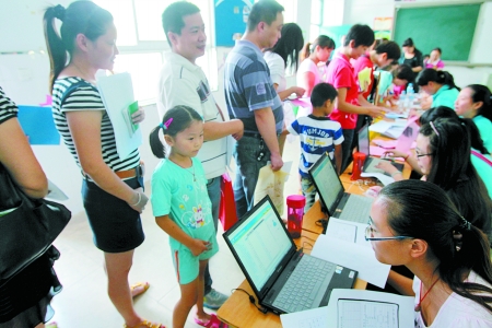 文 记者 许俊文 图 阅读提示 又是郑州市区一年一度的小学新生报名时
