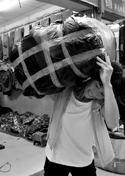 扛包妈妈又遇到一个坎儿