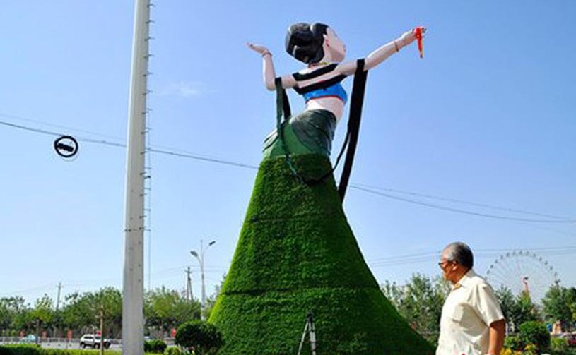 乌鲁木齐建18米高飞天雕塑 网友称臀部太大