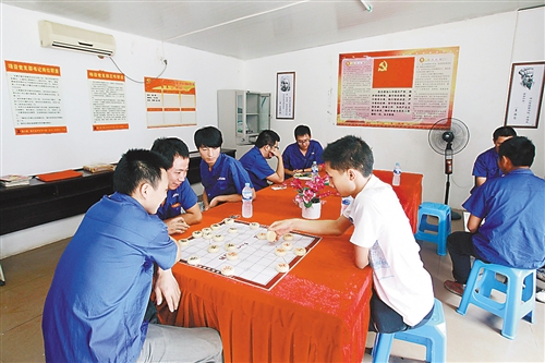 渝州宾馆改建工程工地,建筑工人正在有空调,电扇的活动室下棋娱乐