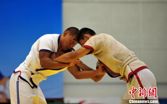 河南三位"跤王"领跑农运会中国式摔跤比赛(图)