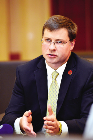 拉脱维亚总理:天津发展更快更有活力