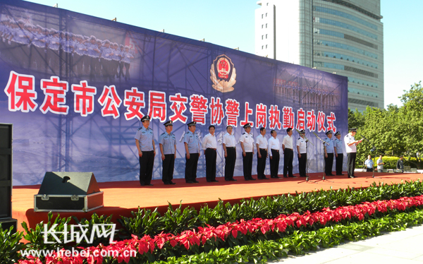 保定145名交警协警上岗执勤担负疏导保畅职能