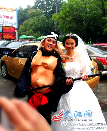 赣州街头上演"猪八戒娶媳妇" 网友直呼"很有爱"(图)