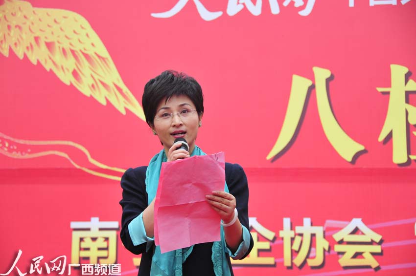 南宁市女企业家协会常务副会张梅群宣读环保倡议