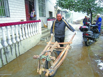 下鄉偶遇獨輪車 