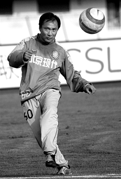 执教国安时,沈祥福经常在训练场上一展身手.图/osports