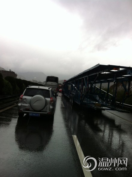 闾丘露薇微博吐槽高速堵车