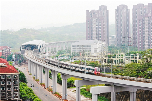 8月22日,地鐵列車在軌道交通六號線大竹林段上線調試.