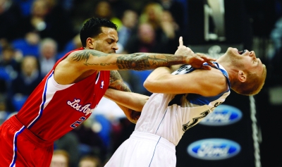 快船悍将"锁喉"对手被罚下