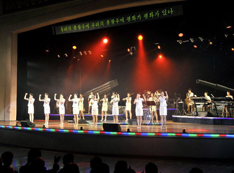 朝鲜牡丹峰乐团的女演员们登台表演.图片来源:朝鲜《劳动新闻》