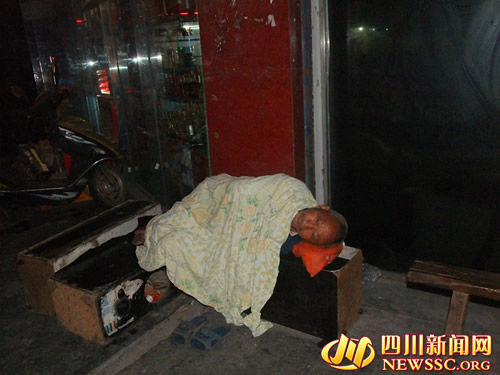 老人陈某(照片由网友提供)   原标题:网曝遂宁一六旬老人雨夜露宿街头