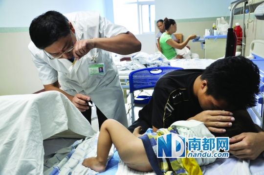 广州:中年女子切掉邻居1岁男童生殖器 疑患精神病