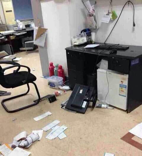 办公室被砸图片图片