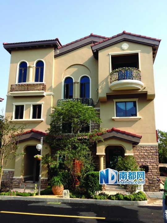 碧桂園鳴翠谷的別墅有寬敞空間留給陽光。韓晶元 攝 中山房地產這幾年蓬勃發展,土地也越來越金貴,即使貴為別墅盤,也常見前胸貼后背式的緊密布局。所以近日踩盤江門臺山碧桂園鳴翠谷時,不禁對它超低密度的布局說聲贊。0 .6的容積率反映到現實中,就是你的后窗正對一個小區公園,還有近300平方米出土地證的花園面積白送,供你隨意發揮。 聽同事說,碧桂園在江門是無可置疑的地產龍頭,臺山這個6500畝的超大片區都被碧桂園拿下,而其中只有一個140多畝的洋房項目,其余均為別墅及配套。 這次踩盤的雙拼G 115戶型,是17