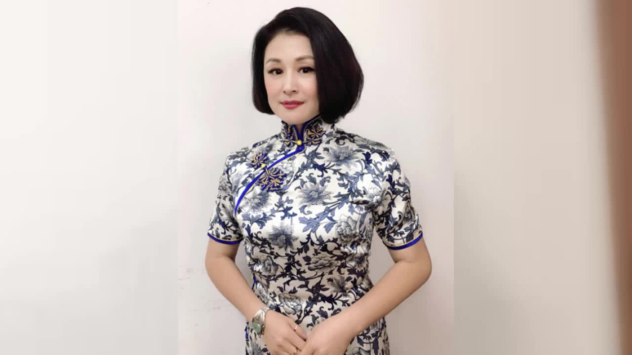 赵本山小姨子于月仙穿成青花瓷 网友:花瓶很美