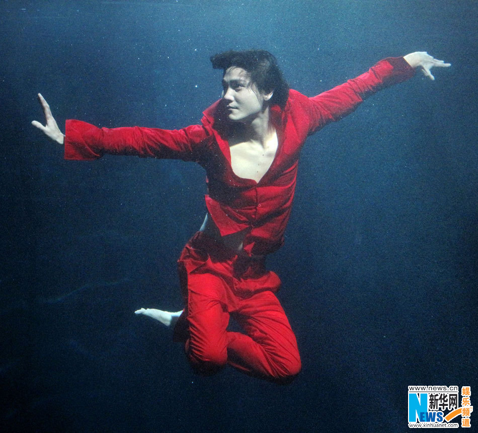 型男丁子峻应邀为某杂志拍摄了一组水下"绝色大片",身材完美的他令