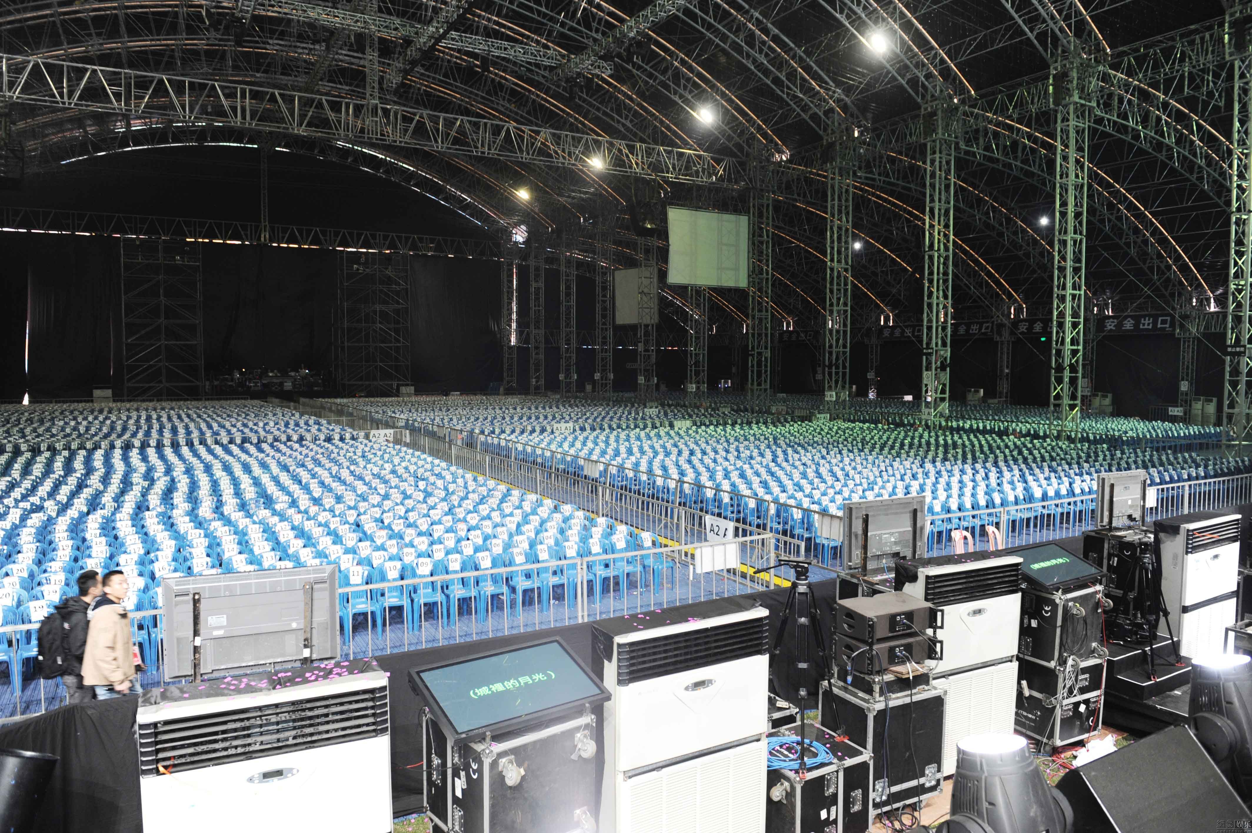 王菲重庆演唱会观众席整改获满意 现场加唱新歌