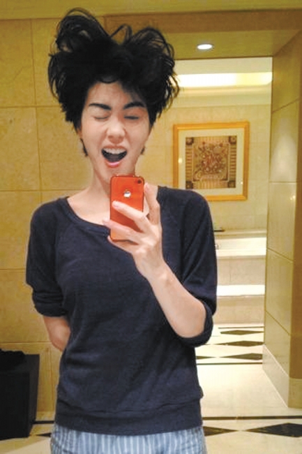 菲姐后台秀鬼脸.