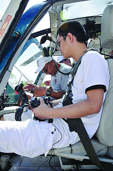 小沈阳在塞班岛开直升机3分钟就学会独立驾驶