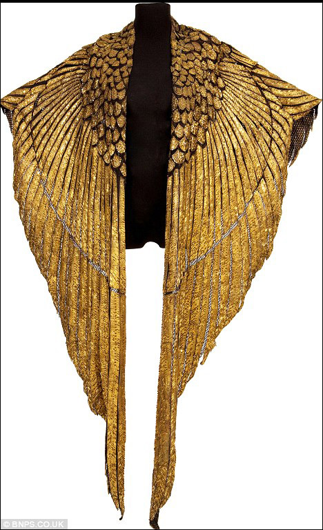 伊丽莎白99泰勒埃及艳后金色披肩天价拍卖