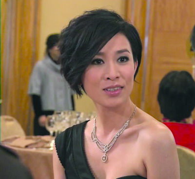 《天与地》中的佘诗曼.