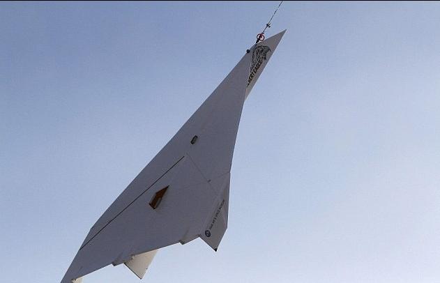 世界最大纸飞机放飞 耗时两月制成6秒坠地(图)_音乐频道_凤凰网