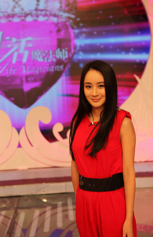 姜帆做客生活魔法师红衣尽显甜美知性